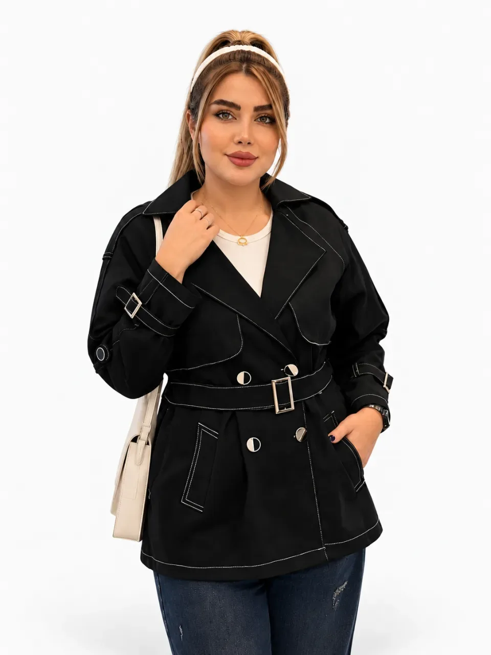 جین کوتاه مشکی کمردار با دوخت روشن روی مدل