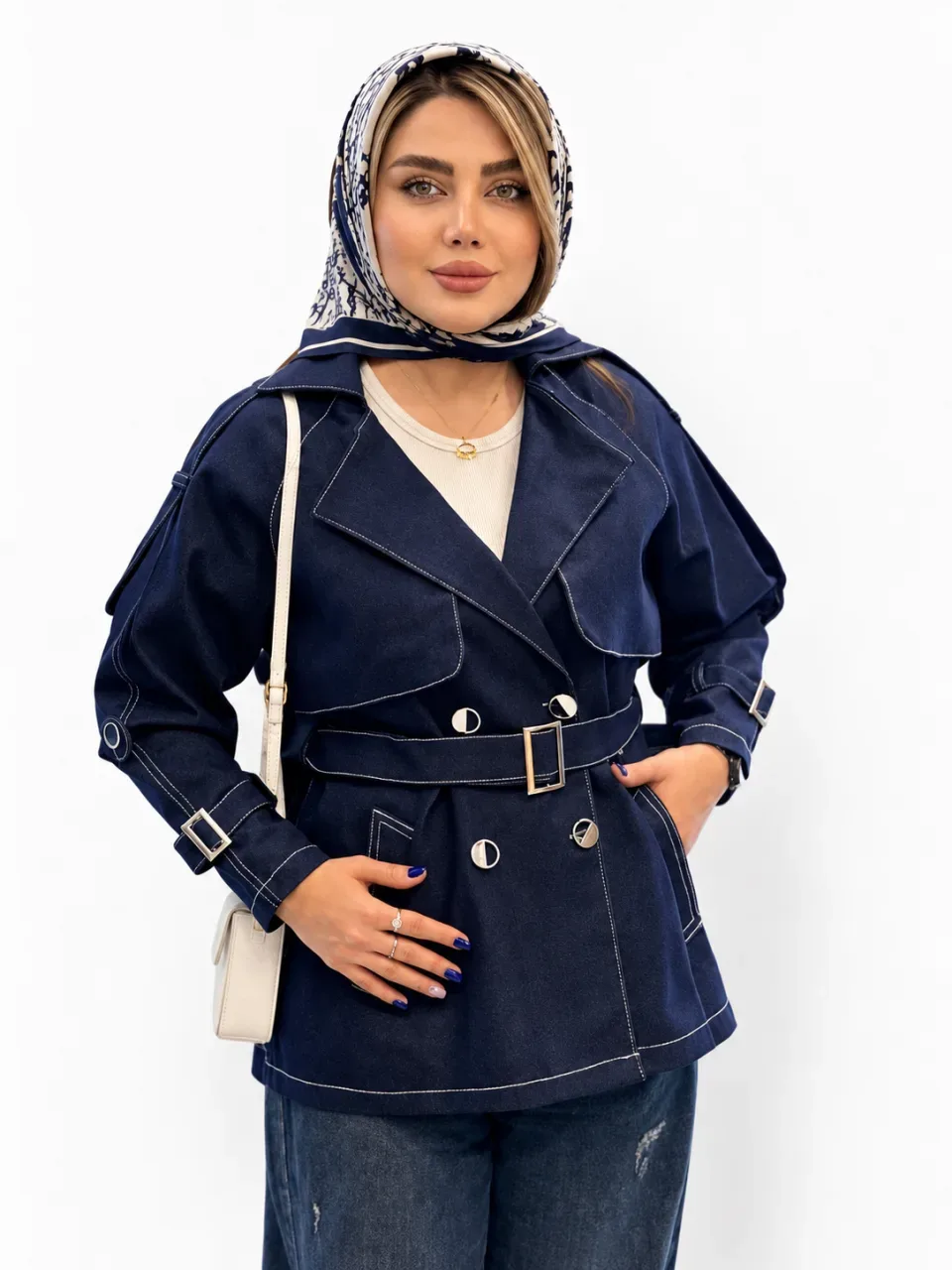 جین کوتاه آبی با کمربند و سگک آستین روی مدل